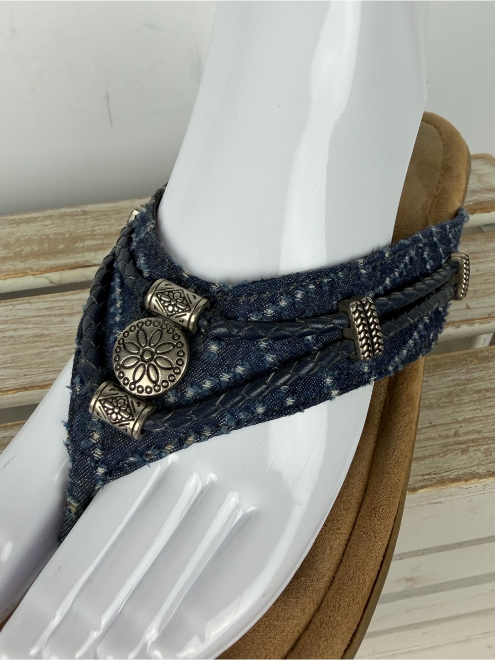 Minnetonka Silverthorne thong sandals blue denim silver tone hardware size 10
